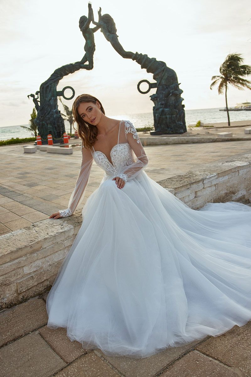 Herve Paris - Brautkleid & Hochzeitskleider schlicht und elegant - in unserem Brautmodengeschäft - Raffaella Lupo Sposa Brautmoden in Oberaudorf. Unsere Brautmode ist bei Kunden in Salzburg, Tirol, Kufstein, Innsbruck, Rosenheim, Bad Aibling bis zum Tegernsee, Miesbach und Bad Tölz sehr beliebt.